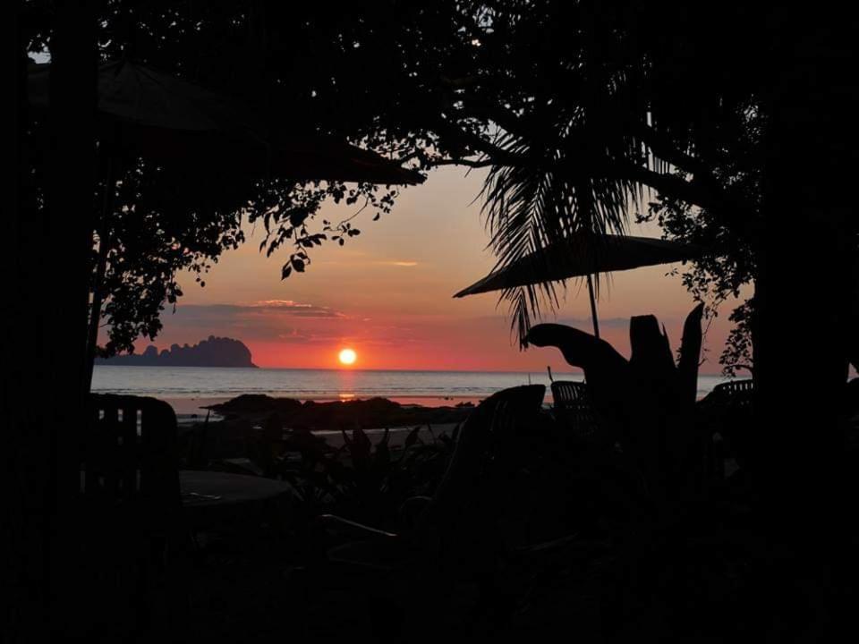 Dugong Koh Sukorn Hotel Ko Sukon Exterior photo