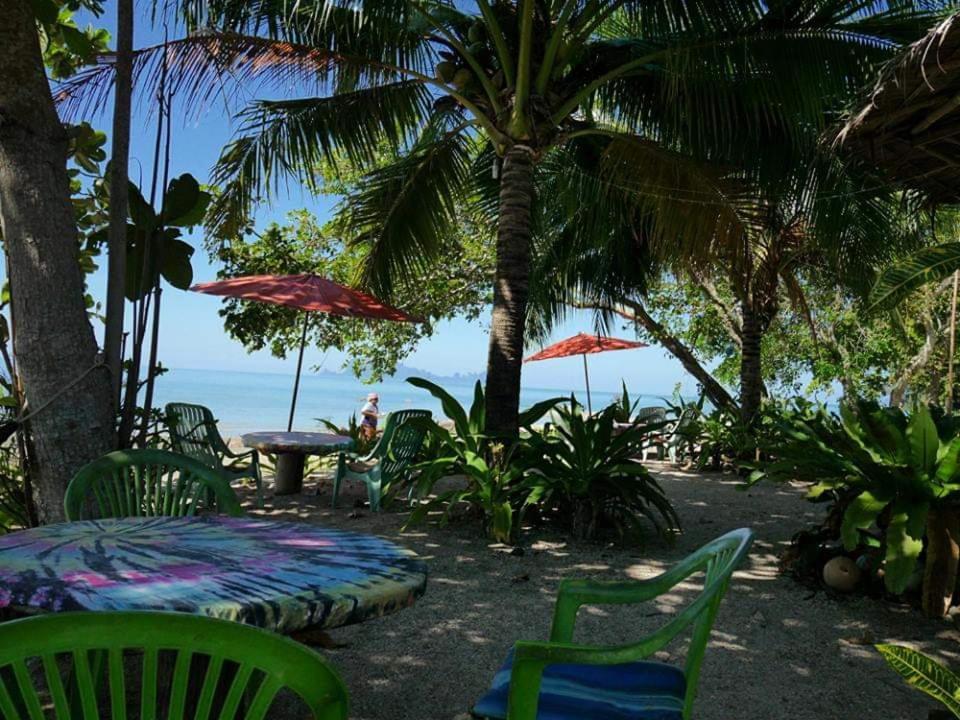 Dugong Koh Sukorn Hotel Ko Sukon Exterior photo